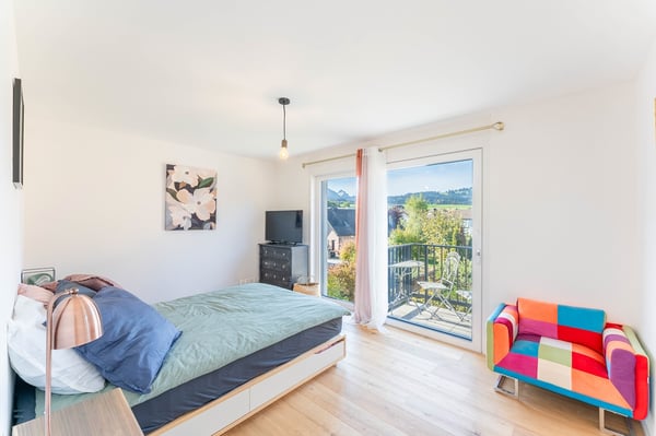 Villa jumelée de 4.5 pièces avec terrasse et balcons à vendre à Vuadens 8