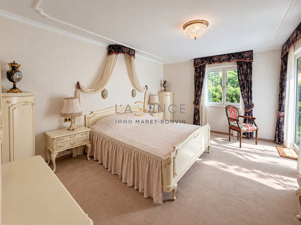 L'ELEGANCE D'UN GRAND CHALET PRIVE FACE AUX ALPES 8