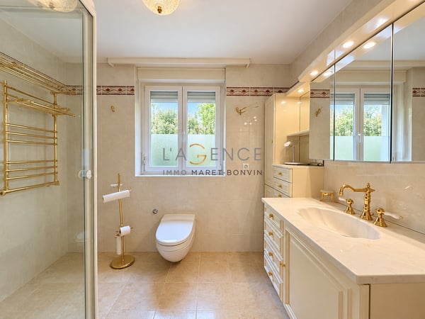 L'ELEGANCE D'UN GRAND CHALET PRIVE FACE AUX ALPES 11