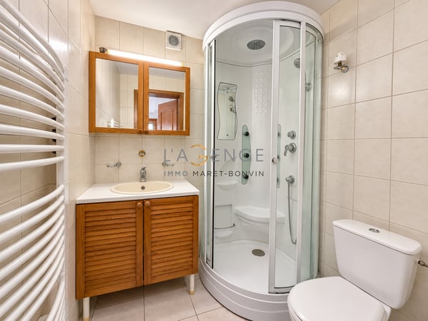 L'ELEGANCE D'UN GRAND CHALET PRIVE FACE AUX ALPES 13