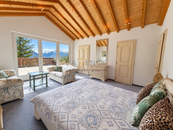 L'ELEGANCE D'UN GRAND CHALET PRIVE FACE AUX ALPES 9