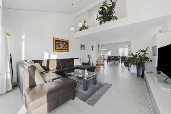 Grosszügige Dachmaisonettewohnung mit viel Licht und drei Balkonen 2