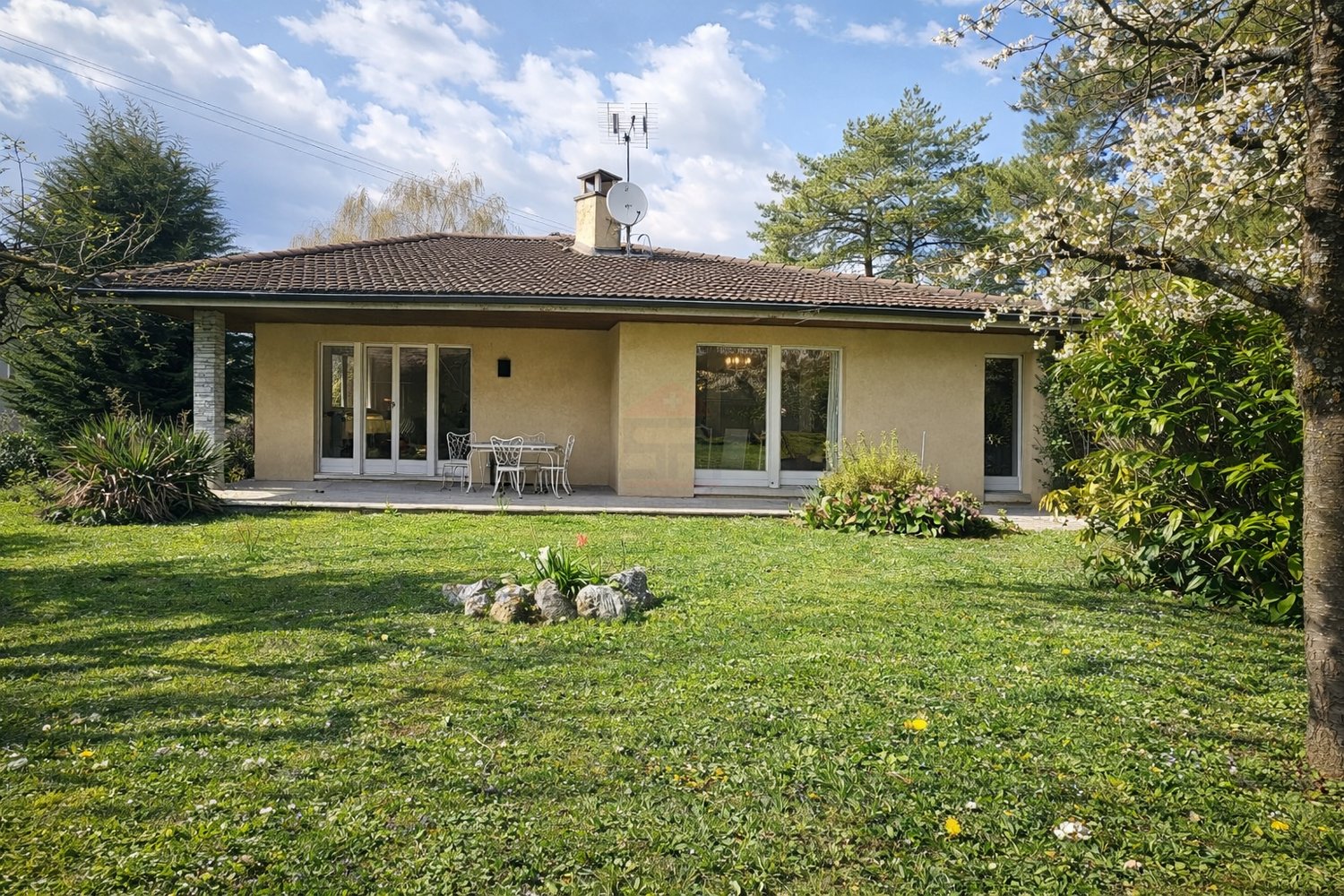 Immobilie in Cointrin - Élégante villa individuelle aux volumes généreux sur parcelle arborée de 1'088 m² - Bild 2