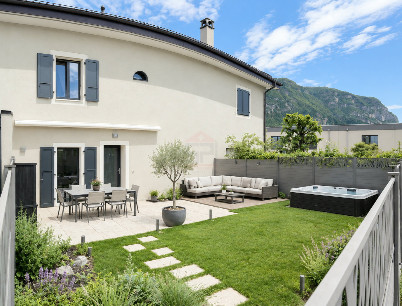 Immobilie in Veyrier - Charmante Villa Contigue de 6 pièces dans un ancien corps de ferme rénové à Veyrier - Bild 0