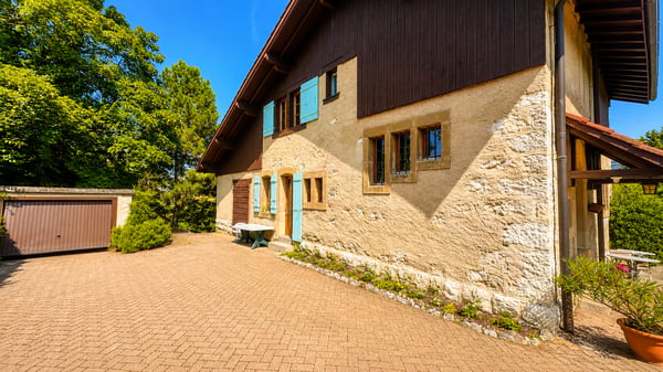 Maison individuelle de caractère - Vue dégagée sur le Salève, gros volume et fort potentiel d'aménagement. 3