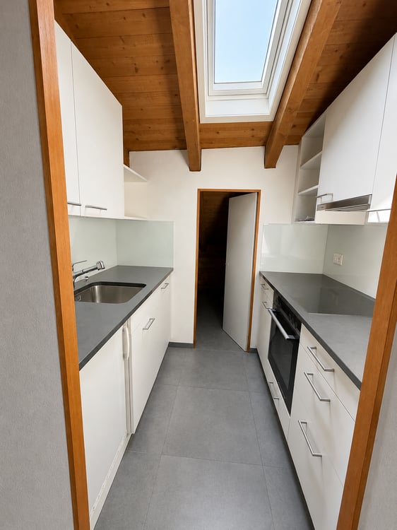 Charmante 1.5-Zimmer-Dachwohnung an der Hauptstrasse in Reinach 2
