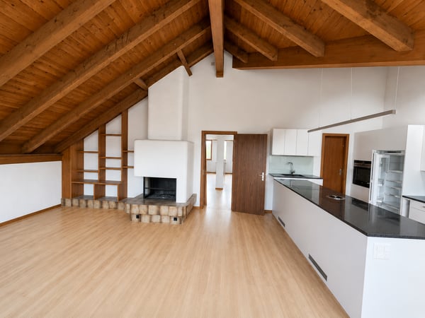 Exklusive 3.5-Zimmer-Dachwohnung mit Galeriecharakter & Balkon