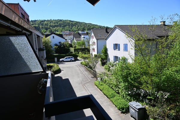 Helle 3-Zimmer-Wohnung mit Balkon und Pool in Zürich-Oerlikon 1