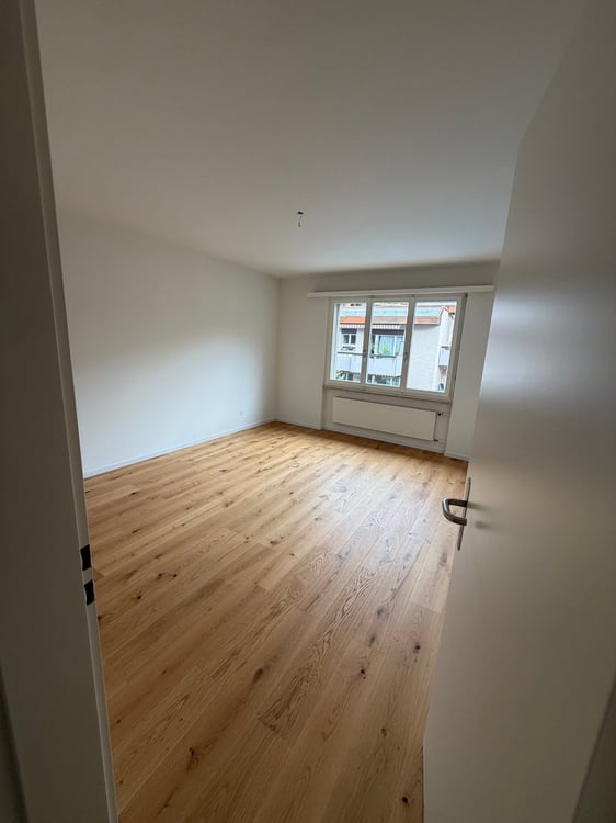 Helle 3-Zimmer-Wohnung mit Balkon und Pool in Zürich-Oerlikon 8