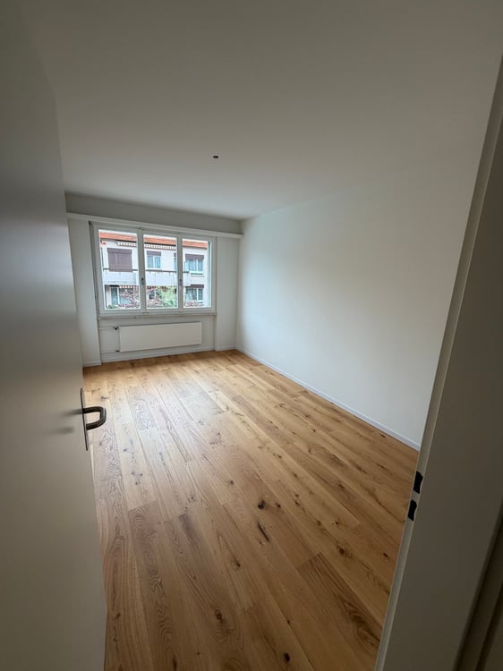 Helle 3-Zimmer-Wohnung mit Balkon und Pool in Zürich-Oerlikon 7
