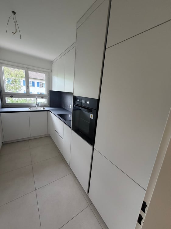 Helle 3-Zimmer-Wohnung mit Balkon und Pool in Zürich-Oerlikon 4