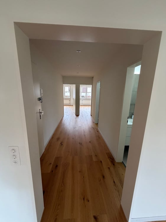 Helle 3-Zimmer-Wohnung mit Balkon und Pool in Zürich-Oerlikon 6