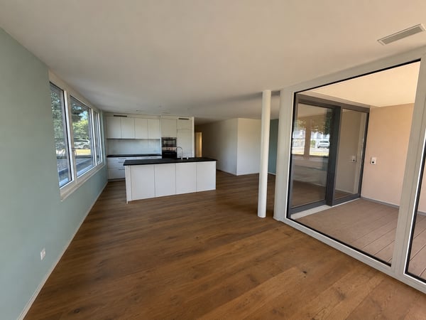 Moderne 3.5-Zimmer-Wohnung in Frick – hell, grosszügig und mit gedecktem Sitzplatz