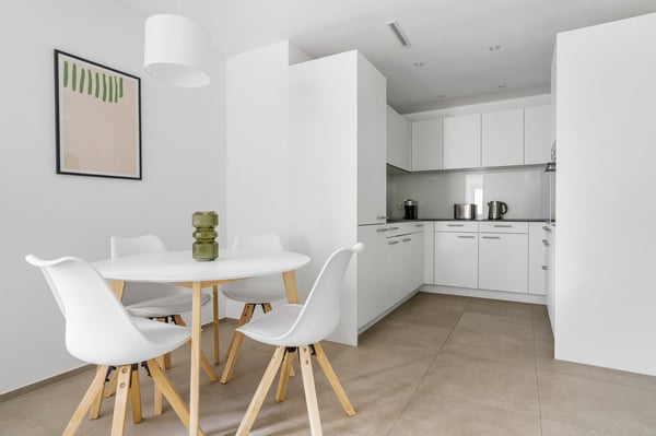 Modern 2-Room Apartment in Zürich's Vibrant District 5 8