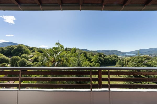 Ampia villa con tre appartamenti, piscina e vista aperta 13