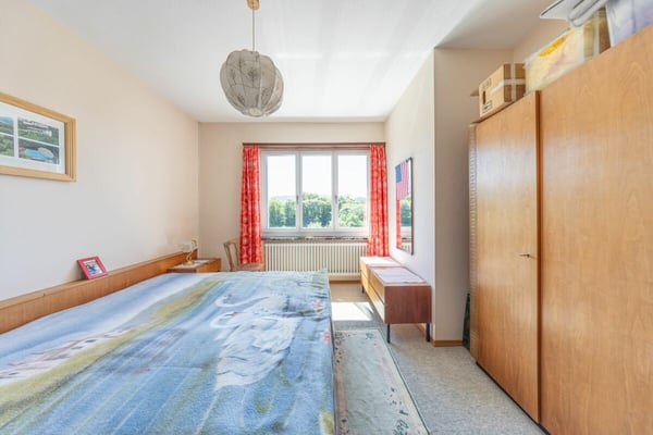 Ampia villa con tre appartamenti, piscina e vista aperta 18