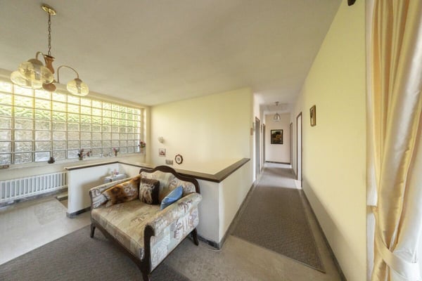 Ampia villa con tre appartamenti, piscina e vista aperta 10
