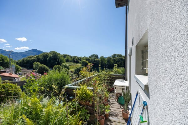Ampia villa con tre appartamenti, piscina e vista aperta 5