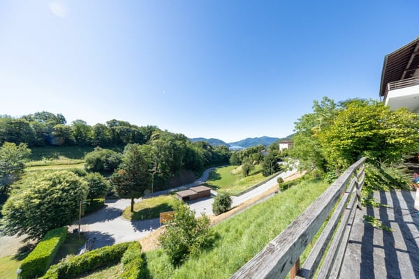 Ampia villa con tre appartamenti, piscina e vista aperta 16