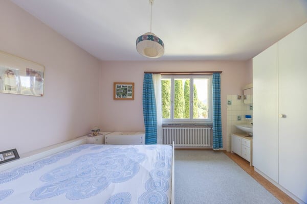 Ampia villa con tre appartamenti, piscina e vista aperta 17
