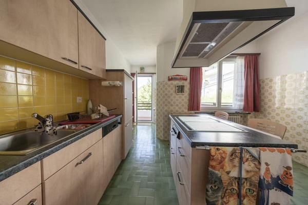 Ampia villa con tre appartamenti, piscina e vista aperta 12
