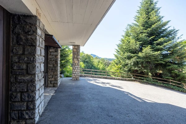 Ampia villa con tre appartamenti, piscina e vista aperta 3