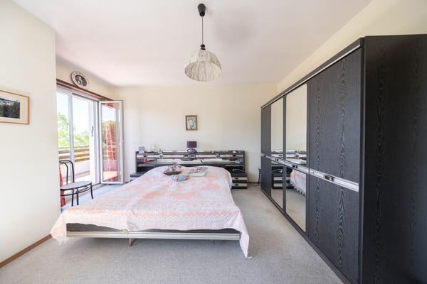 Ampia villa con tre appartamenti, piscina e vista aperta 14