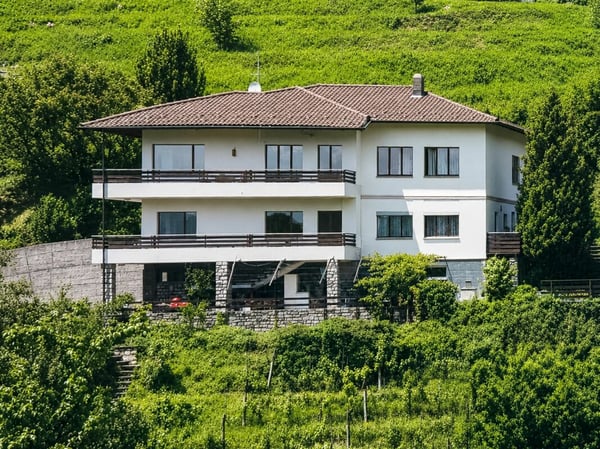 Ampia villa con tre appartamenti, piscina e vista aperta 2
