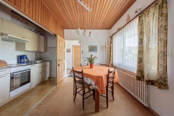 Ampia villa con tre appartamenti, piscina e vista aperta 21