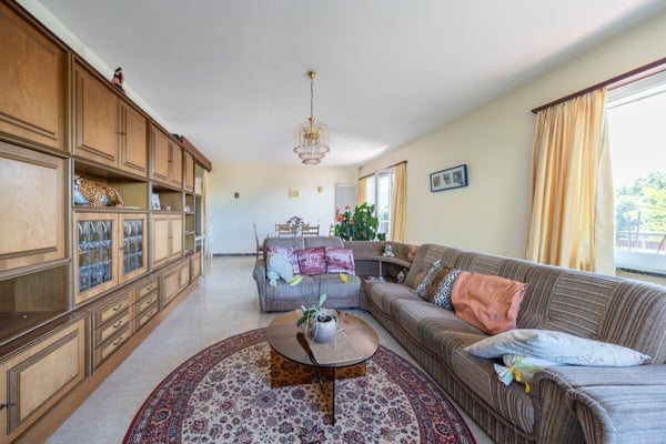 Ampia villa con tre appartamenti, piscina e vista aperta 7