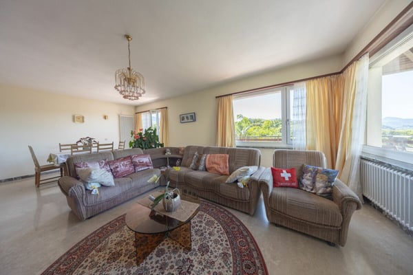 Ampia villa con tre appartamenti, piscina e vista aperta 8