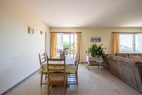 Ampia villa con tre appartamenti, piscina e vista aperta 9