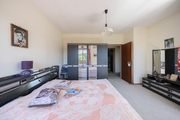 Ampia villa con tre appartamenti, piscina e vista aperta 15