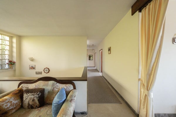 Ampia villa con tre appartamenti, piscina e vista aperta 6