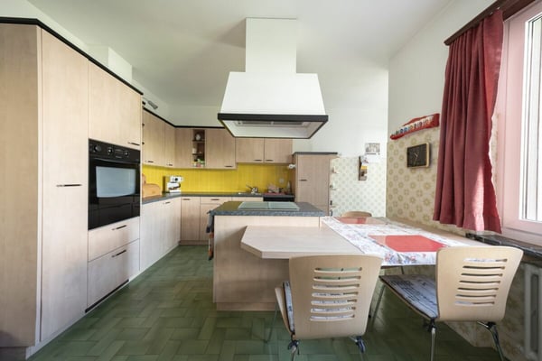 Ampia villa con tre appartamenti, piscina e vista aperta 11