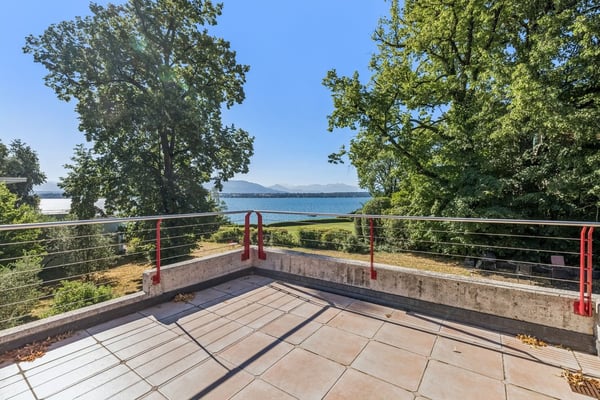 Une propriété de caractère avec vue sur le lac 3
