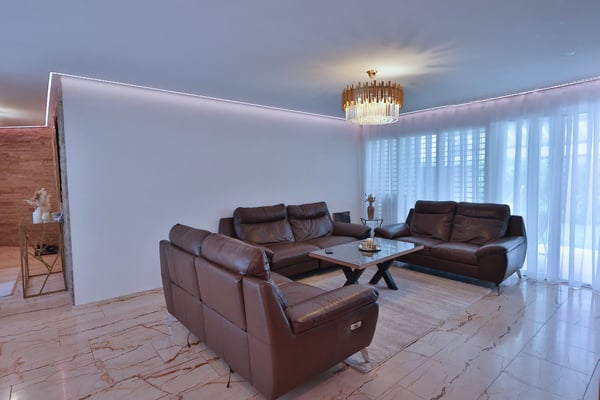 Moderne 4.5 Zimmer Wohnung mit 180 m² Garten 5