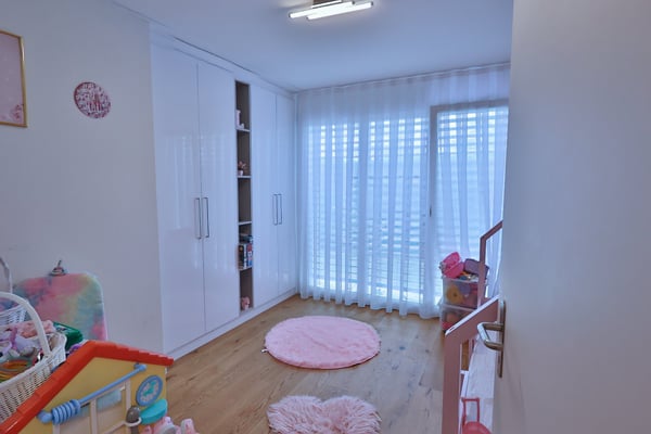 Moderne 4.5 Zimmer Wohnung mit 180 m² Garten 8