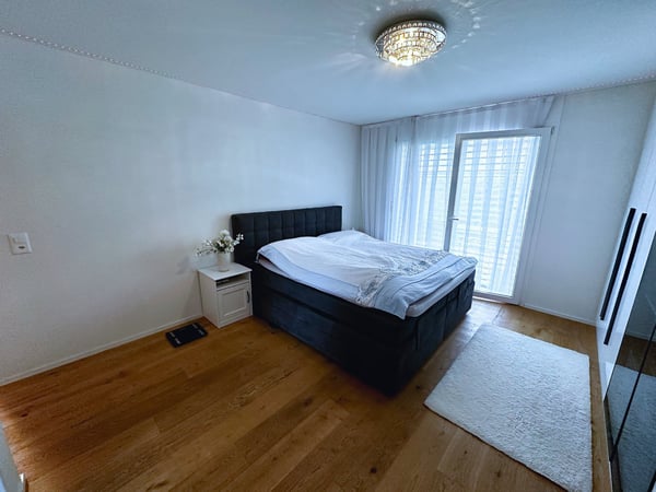 Moderne 4.5 Zimmer Wohnung mit 180 m² Garten 10