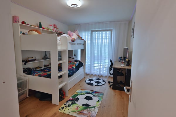 Moderne 4.5 Zimmer Wohnung mit 180 m² Garten 9
