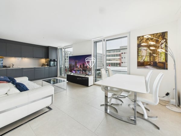 Moderne 3.5-Zimmer-Penthousewohnung mit Loggia in Zürich