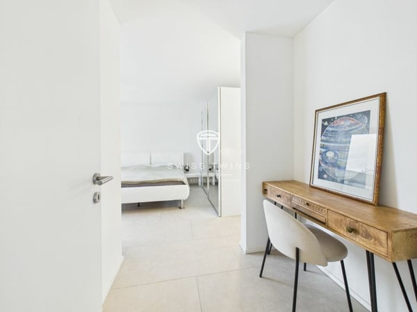 Moderne 3.5-Zimmer-Penthousewohnung mit Loggia in Zürich 11