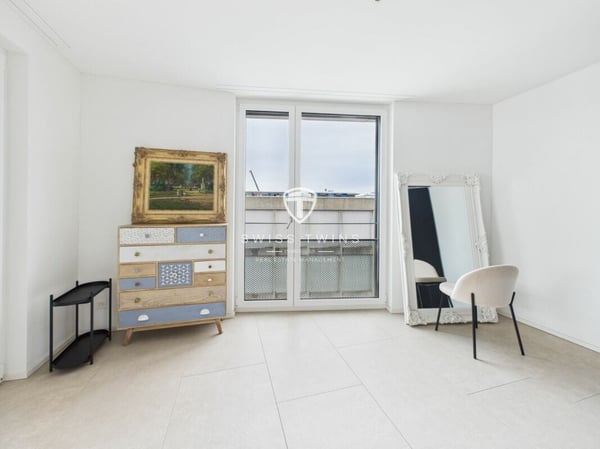 Moderne 3.5-Zimmer-Penthousewohnung mit Loggia in Zürich 9