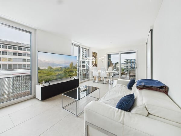Moderne 3.5-Zimmer-Penthousewohnung mit Loggia in Zürich 3