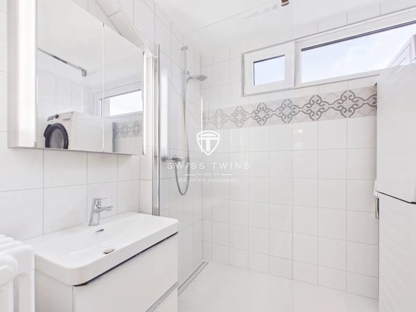 Helle 2.5-Zimmer-Dachwohnung in Zürich, frisch renoviert