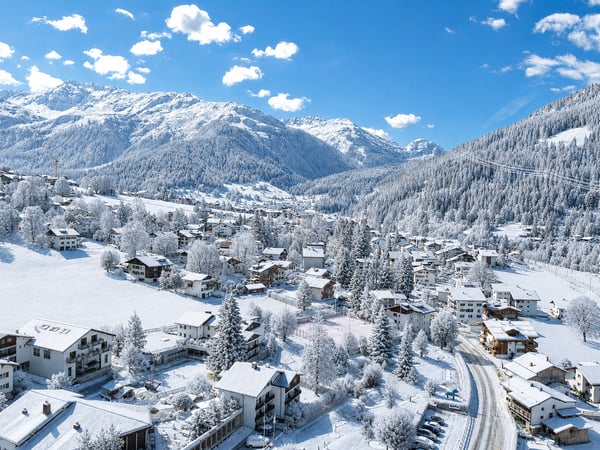 Stilvolle und volleingerichtete 2½-Zimmer-Wohnung mit Gartensitzplatz in Klosters 13