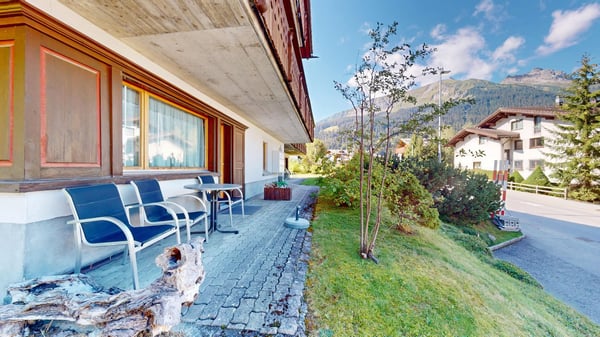 Stilvolle und volleingerichtete 2½-Zimmer-Wohnung mit Gartensitzplatz in Klosters 3