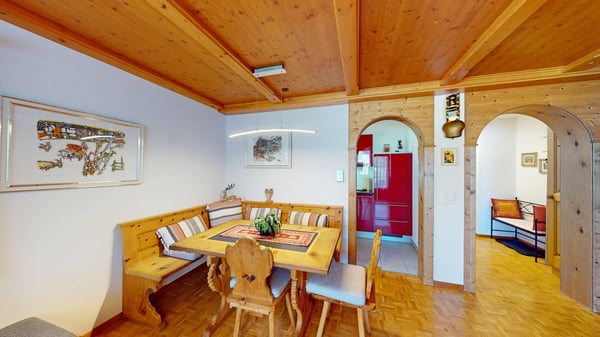 Stilvolle und volleingerichtete 2½-Zimmer-Wohnung mit Gartensitzplatz in Klosters 8