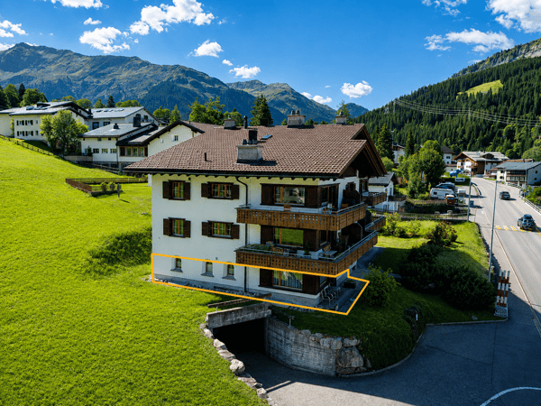 Stilvolle und volleingerichtete 2½-Zimmer-Wohnung mit Gartensitzplatz in Klosters 2