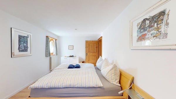 Stilvolle und volleingerichtete 3½-Zimmer-Wohnung mit Gartensitzplatz in Klosters 12